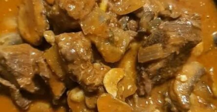 Easy slow cooker beef stroganoff