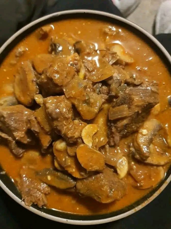 Easy slow cooker beef stroganoff