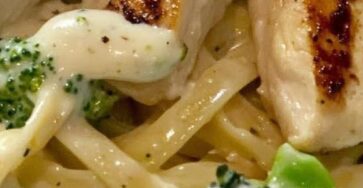 Creamy Chicken Alfredo Fettuccine with Broccoli
