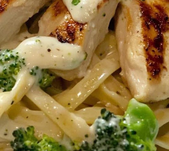 Creamy Chicken Alfredo Fettuccine with Broccoli