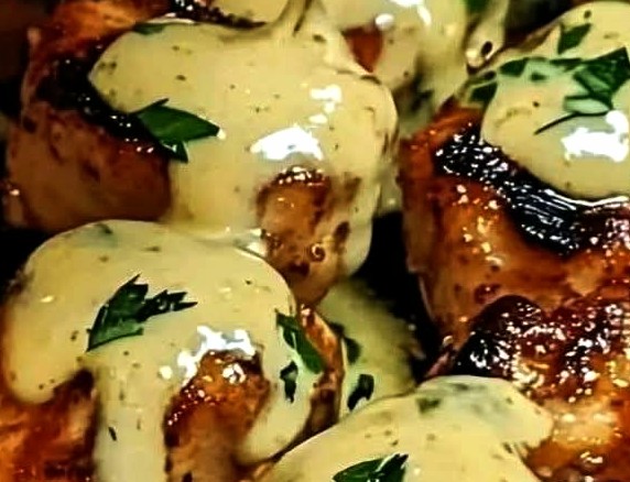 Juicy Grilled Chicken Bites with Creamy Garlic Sauce