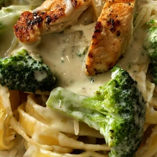 Creamy Chicken Alfredo with Broccoli Fettuccine Recipe