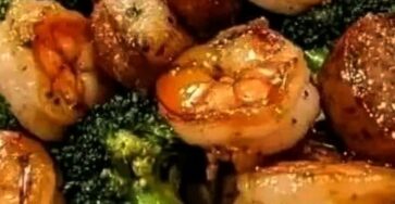 Honey Garlic Shrimp, Sausage & Roasted Broccoli Skillet Honey Garlic Shrimp, Sausage & Roasted Broccoli Skillet