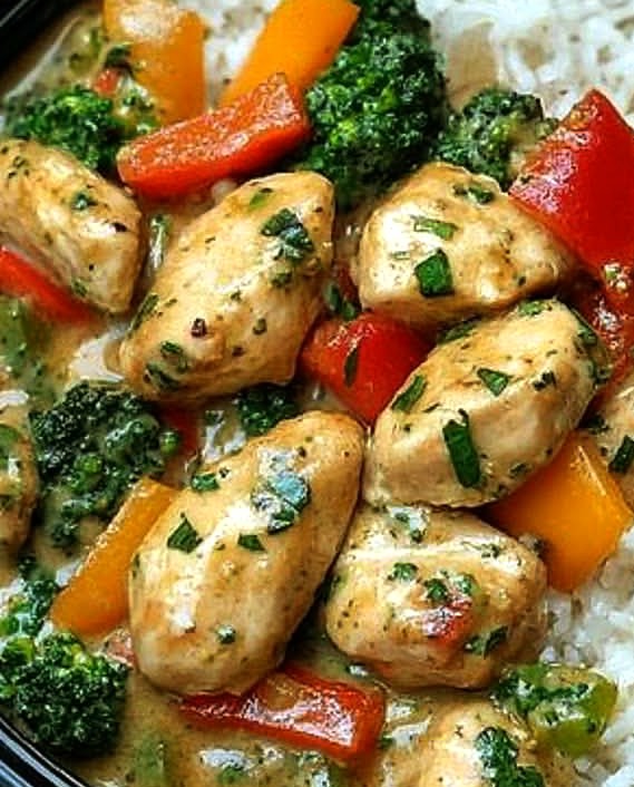 Creamy Garlic Herb Chicken with Peppers, Broccoli & Rice