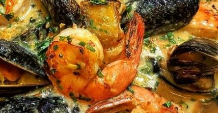 Creamy Garlic Shrimp & Mussels with Toasted Garlic Bread