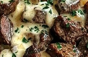 Garlic Butter Steak Bites with Creamy Parmesan Pasta Garlic Butter Steak Bites with Creamy Parmesan Pasta