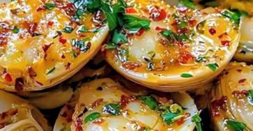 Steamed Clams with Garlic, Lemon, and Parsley