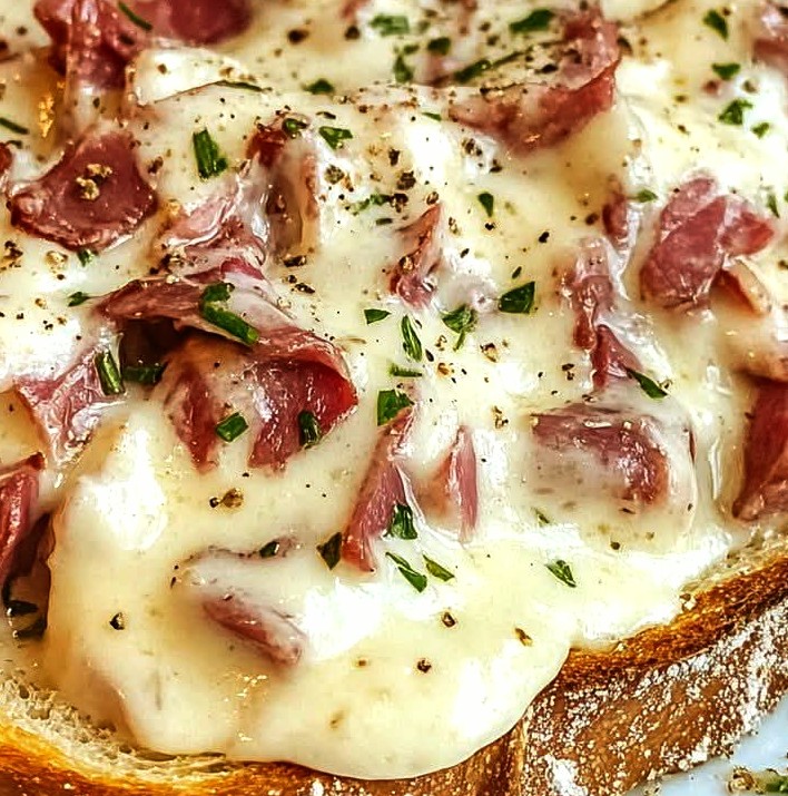 Classic Creamed Chipped Beef on Toast