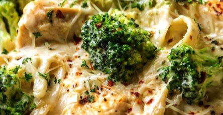 Crockpot Creamy Chicken Alfredo Broccoli Fettuccine