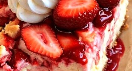 Easy 5-Ingredient Strawberry Cheesecake Dump Cake Recipe