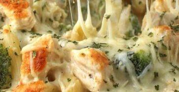 Cheesy Chicken and Broccoli Alfredo Pasta Bake