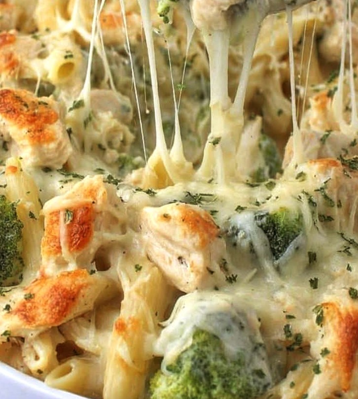 Cheesy Chicken and Broccoli Alfredo Pasta Bake