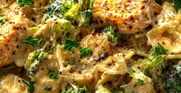 Gratin de pâtes crémeux au poulet Alfredo et au brocoli à la mijoteuse