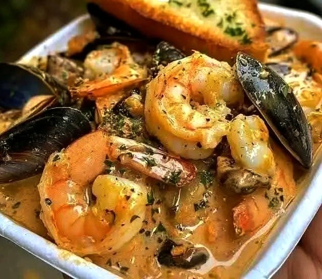 Shrimp and Mussels in Creamy Garlic Sauce Shrimp and Mussels in Creamy Garlic Sauce