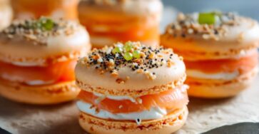 Macarons salés au saumon fumé et fromage frais : une touche chic pour vos apéritifs Macarons salés au saumon fumé et fromage frais : une touche chic pour vos apéritifs
