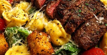 Salade César aux tortellinis et au steak