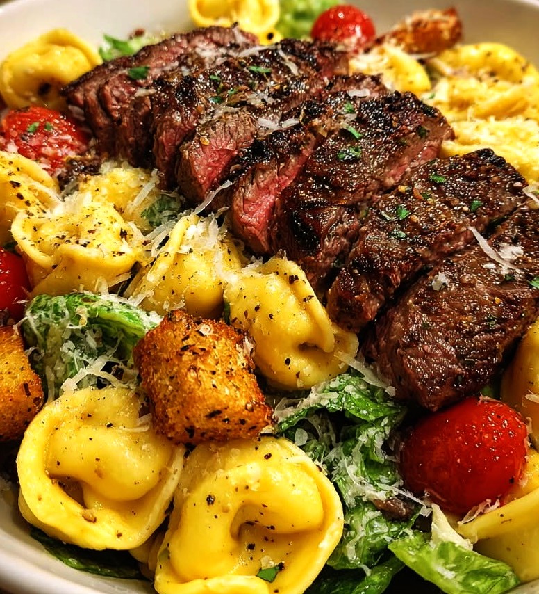 Salade César aux tortellinis et au steak