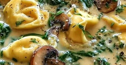 Creamy Spinach and Mushroom Tortellini Soup