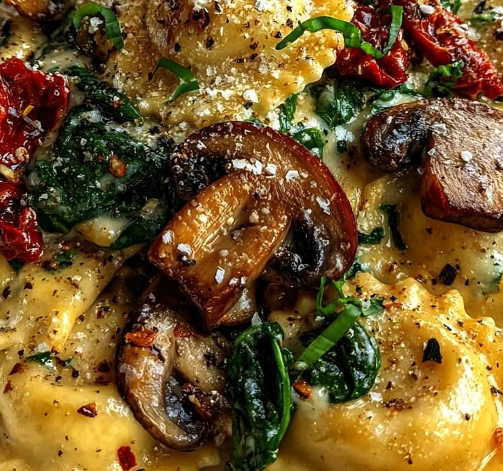 Cheesy Ravioli with Spinach, Mushrooms & Sun-Dried Tomatoes