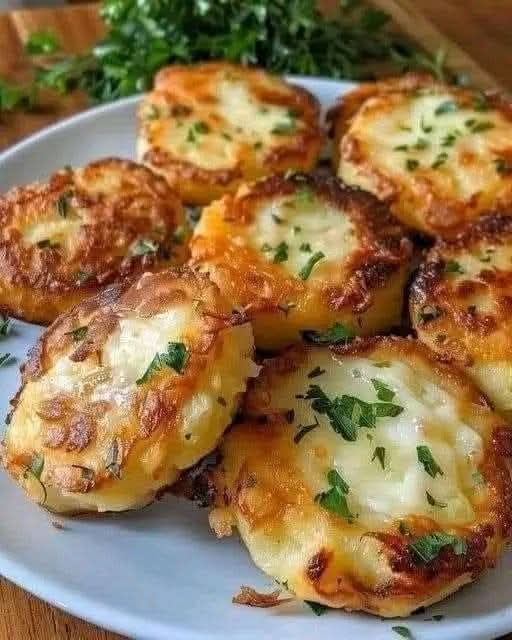 Crispy Air Fryer Potato Cakes (Easy Homemade Recipe) Crispy Air Fryer Potato Cakes (Easy Homemade Recipe)