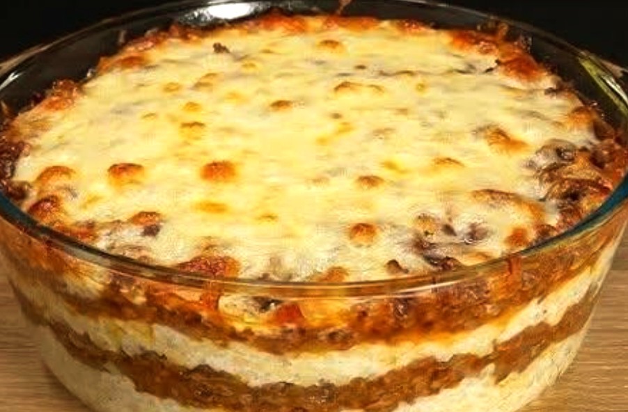 Creamy Stellini Pasta with Butter, Mozzarella & Savory Meat Sauce