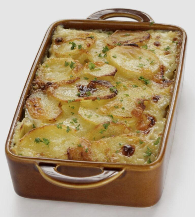 Creamy Potato Dauphinoise Gratin (Classic French Comfort Dish) Creamy Potato Dauphinoise Gratin (Classic French Comfort Dish)