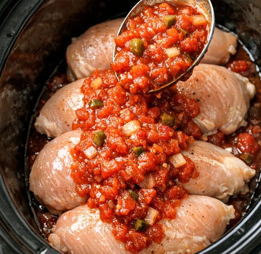 Spoon Jarred Salsa Over Chicken for a Creamy Slow Cooker Spoon Jarred Salsa Over Chicken for a Creamy Slow Cooker