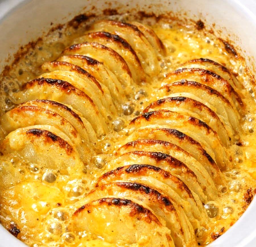 Slow Cooker Cheesy Scalloped Potatoes with Queso Slow Cooker Cheesy Scalloped Potatoes with Queso