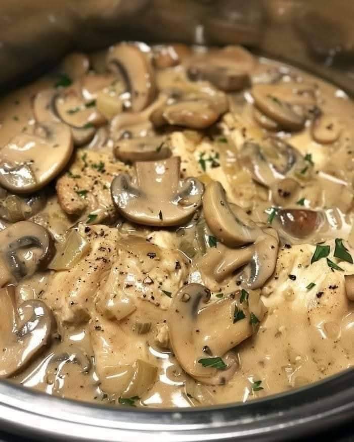 Creamy Slow Cooker Mushroom Chicken (Easy Crockpot Chicken Recipe)