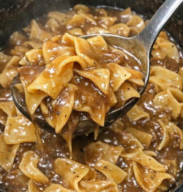 Slow Cooker Creamy Beef Gravy Noodles